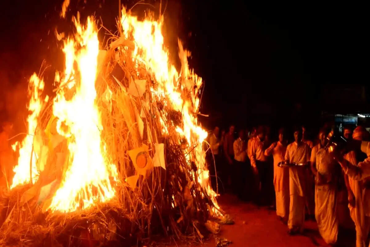 आज इतने बजे जलेगी होली, शुभ भद्रा देखे