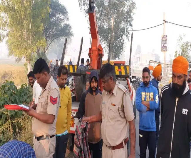 दर्दनाक हादसा- पेड़ से टकराई कार, 5 युवकों की हुई मौत