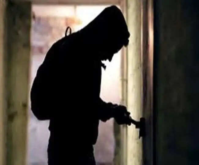 सोना-चांदी समेत लाखों रूपये की नकदी लेकर फरार हुए चोर, पढिए खबर.