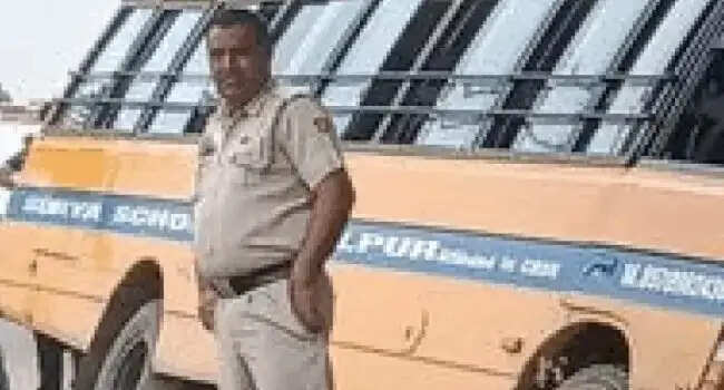 हरियाणा रोडवेज बस के गलती की वजह से गड्ढे में गिरी एक स्कूल बस,बाल-बाल बचे बच्चें