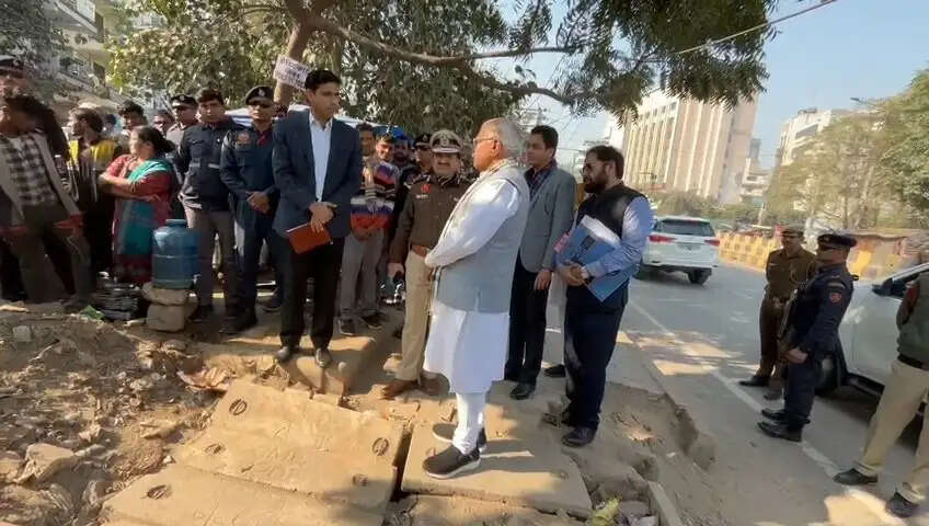 सफाई न होने पर भड़के मुख्यमंत्री, निगम कमिश्नर-ज्वाइंट कमिश्नर का वेतन काटने के निर्देश, पढ़िए एजेंसी पर 1 लाख का जुर्माना