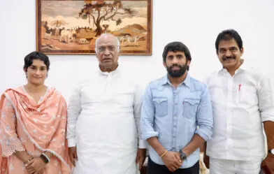 कांग्रेस पार्टी ज्वॉइन करने से पहले&nbsp;विनेश ने रेलवे की नौकरी से दिया इस्तीफा