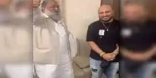 Viral Video : दोनों हाथ ऊपर उठा जोर-जोर से गाना गाने लगे स्‍वास्‍थ्‍य मंत्री विज, खूब वायरल हो रहा ये वीडियो