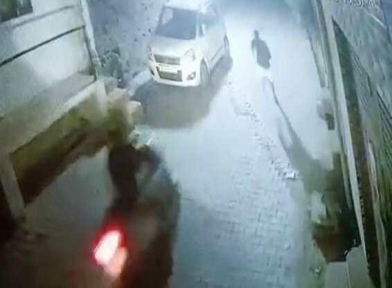 बदमाशों का आतंक जारी-  घर के बाहर टहल रही महिला से लूटी चेन, केस दर्ज