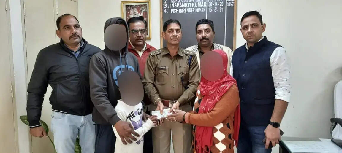7 साल की बच्ची के मर्डर की वारदात को सुलझाने पर मिली ईनाम की राशि SIT की पूरी टीम ने सौपी पीड़ित परिवार को