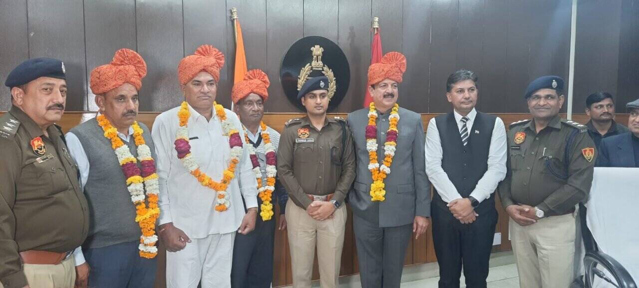 PANIPAT पुलिस के 4 अधिकारी हुए रिटायर्ड, SP ने फूल माला पहनाकर व उपहार देकर किया सम्मानित