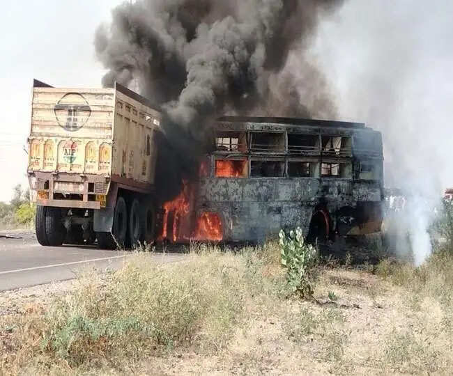 दर्दनाक हादसा- बस व ट्रक की भीषण टक्कर से लगी आग, 8 की मौत, अन्य गंभीर रूप से घायल