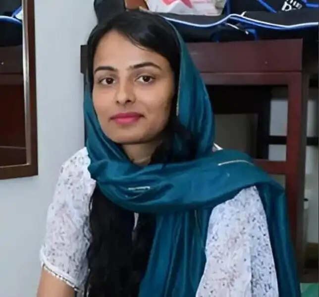 गुरुग्राम में हनीट्रैप का बड़ा खुलासा: 3 शादियां कर 18 लाख ठगने वाली महिला गिरफ्तार..