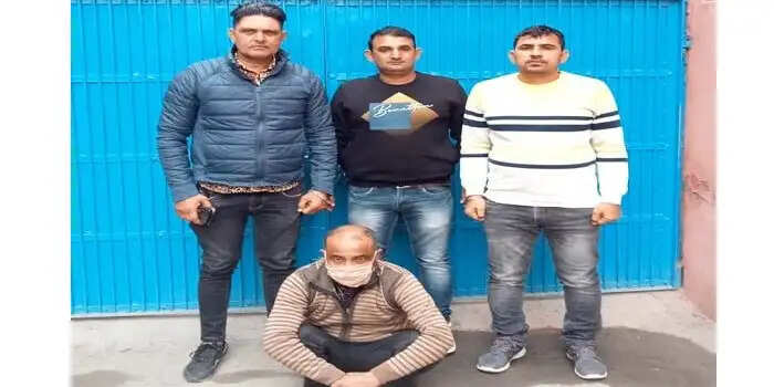 चोरी किये गए 3 मोबाइल के साथ युवक काबू