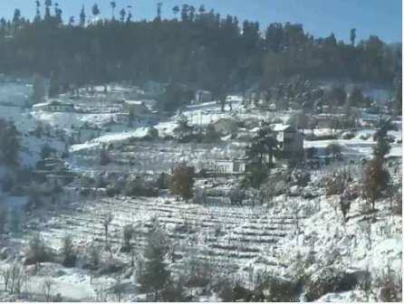 हिमाचल में भारी बर्फबारी, 600 सड़कें बंद बिजली पानी की सप्लाई बाधित