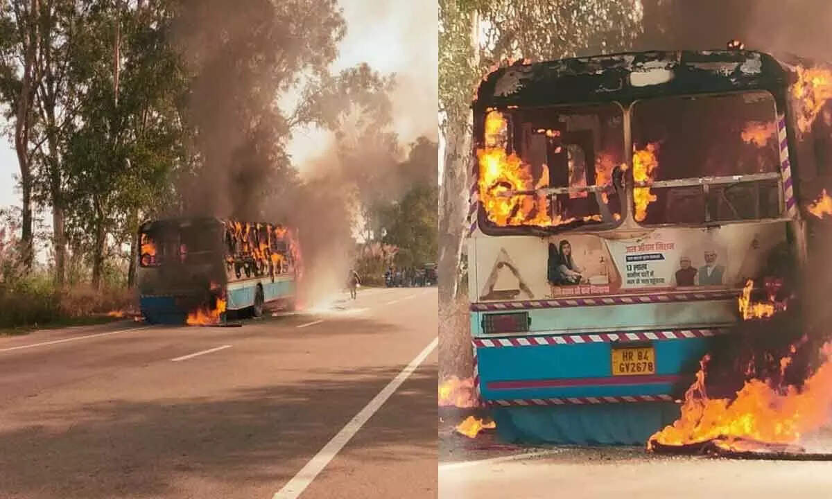 सवारियों से भरी HARYANA रोडवेज बस में लगी आग