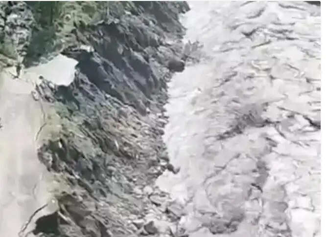 हिमाचल के चंबा में लैंडस्लाइड 11 लोगों की मौ#त, कई लापता