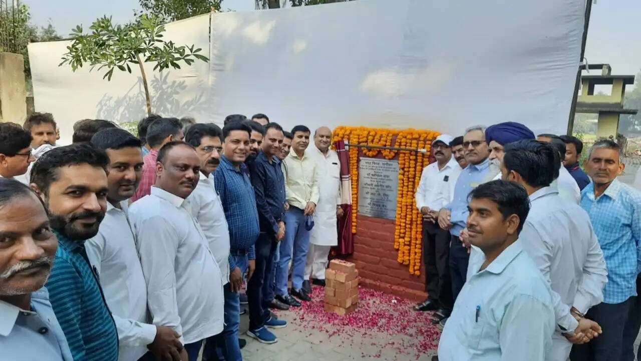 ग्रामीण विधायक महीपाल ढांडा के बड़े भाई हरपाल ढांडा ने श्मशान घाट में होने वाले निर्माण कार्यों का किया शिलान्यास