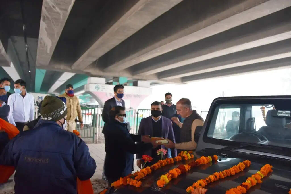 सांसद संजय भाटिया ने खुली जीप सेक्टर 11-12 यूटर्न से निकालकर किया उद्घाटन, जाम से मिलेगी राहत