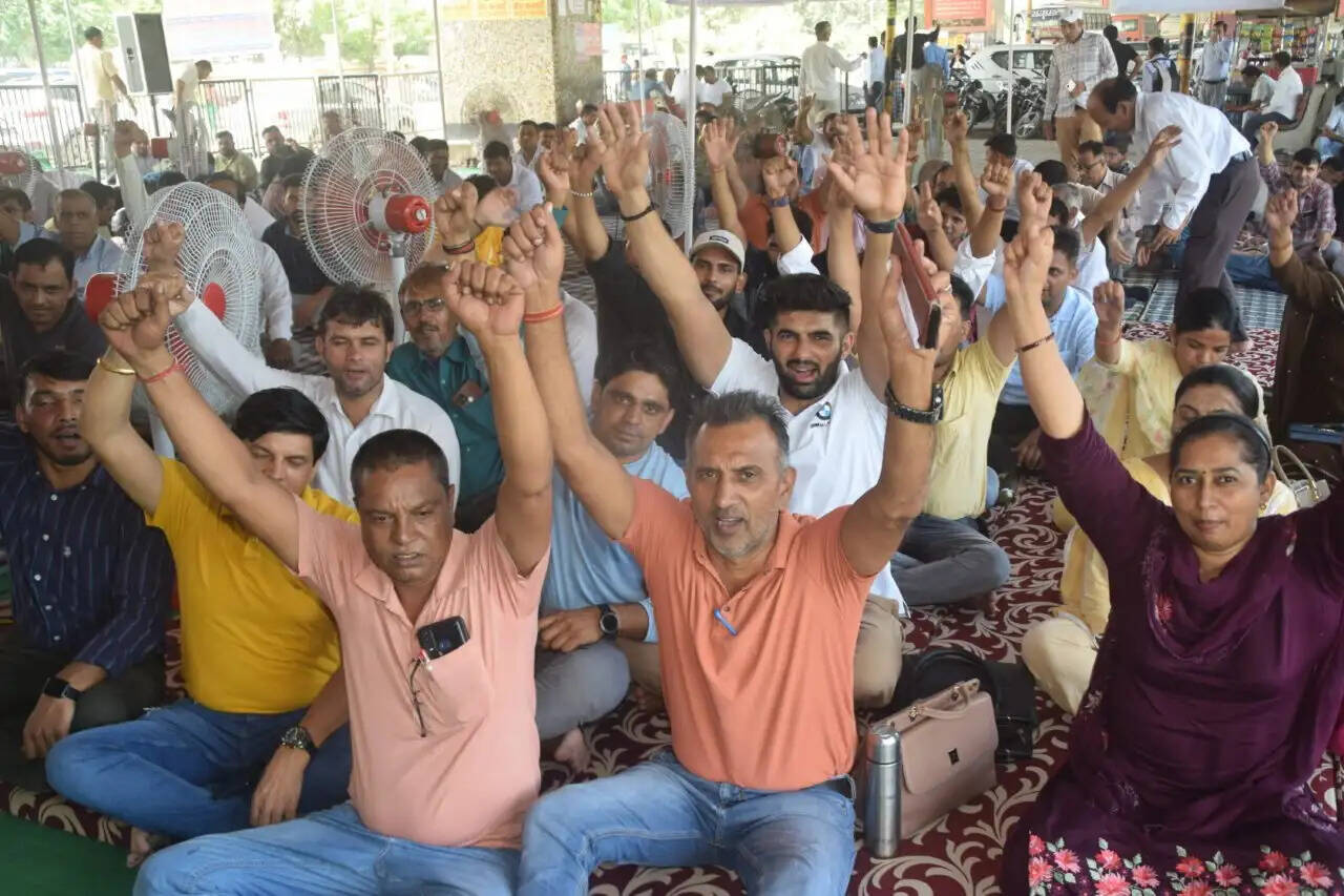 15 हजार क्लर्कों को राहत, 'नो वर्क-नो पे' का फैसला वापस, पढ़िए पूरी खबर