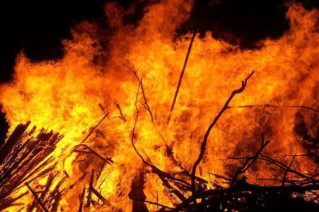 PANIPAT में शराब के ठेके में लगी भीषण आग, हुआ लाखों का नुकसान