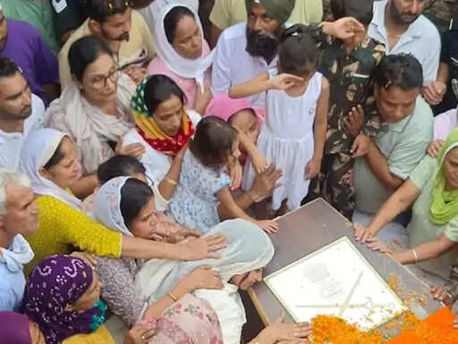 7 साल के बेटे ने आर्मी की वर्दी पहन पिता को दी आखिरी विदाई