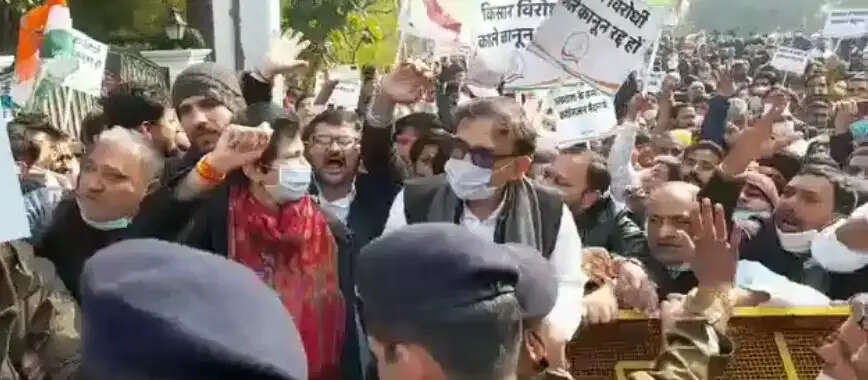 कृषि कानूनों के विरोध में हरियाणा कांग्रेस का प्रदर्शन,  हुड्डा, सैलजा सहित कई कांग्रेसी हिरासत में