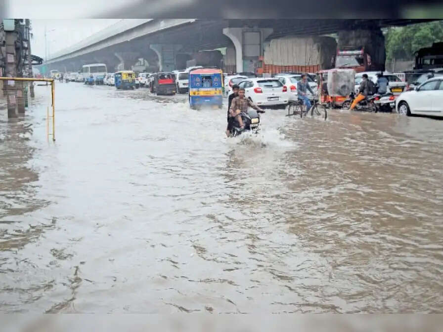 बारिश में बहे निगम के वायदे, जी.टी रोड पर लगा लंबा जाम, पढिए खबर.
