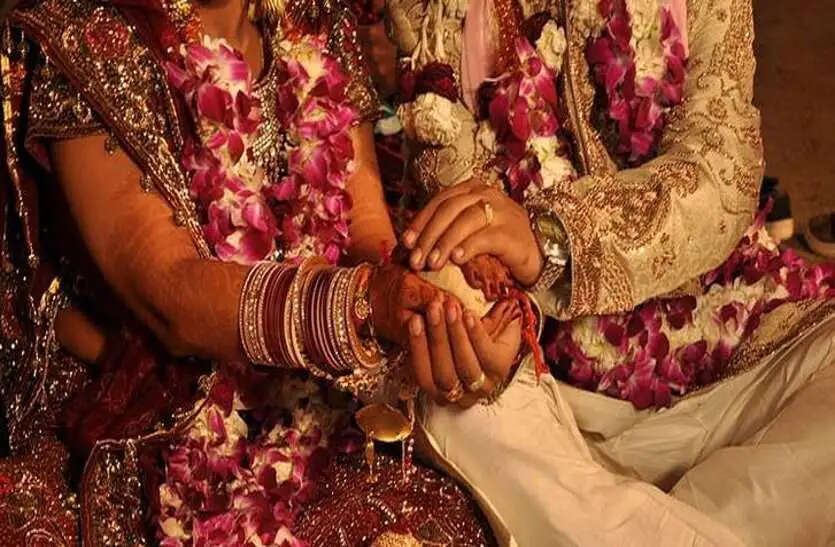 लोन वसूलने घर आता था रिकवरी एजेंट, महिला की बेटी से हुआ प्यार, पुलिस ने करा दी शादी