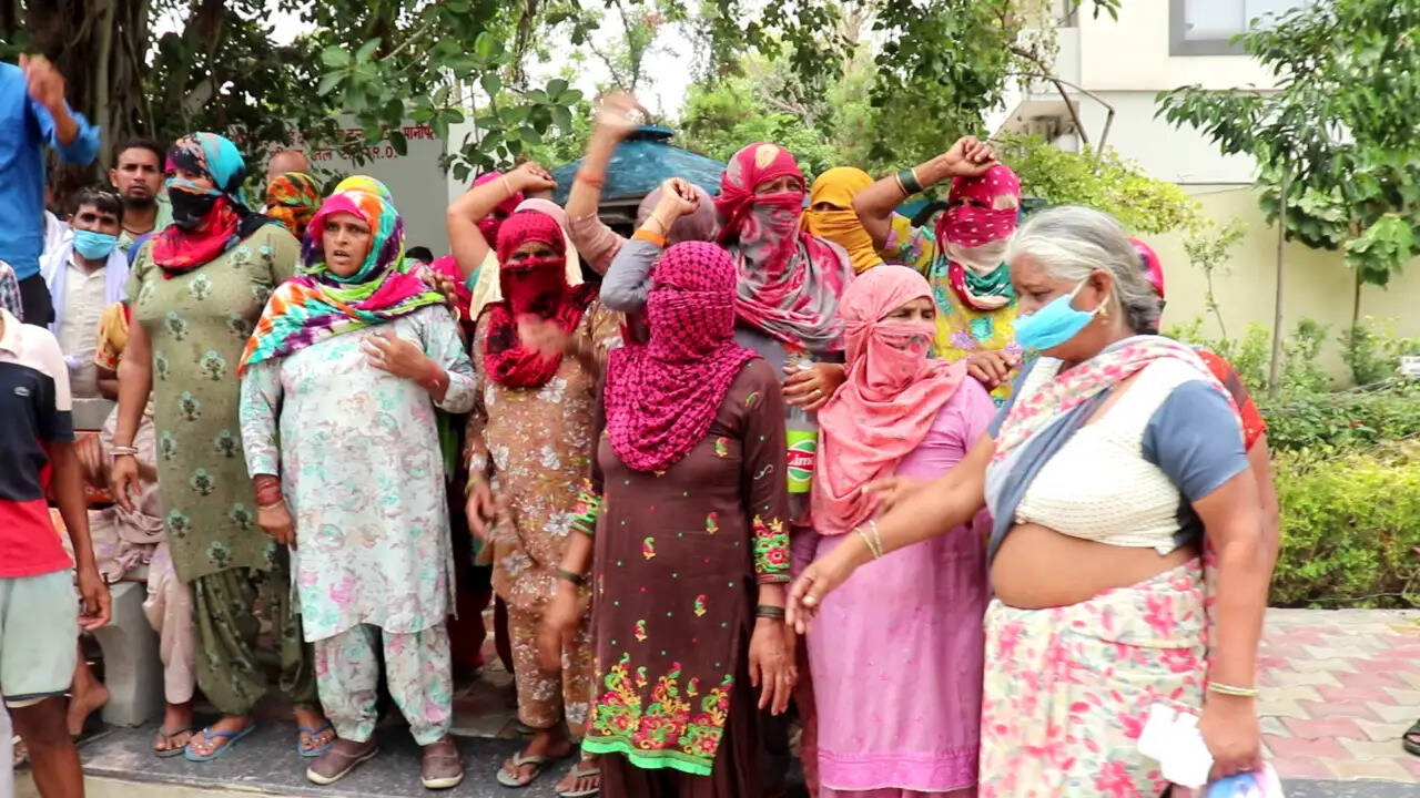 लोहारी गांव के सरपंच पर क्यों लगा हत्या का आरोप, परिजनों ने किया सिविल अस्पताल में हंगामा, जानिए