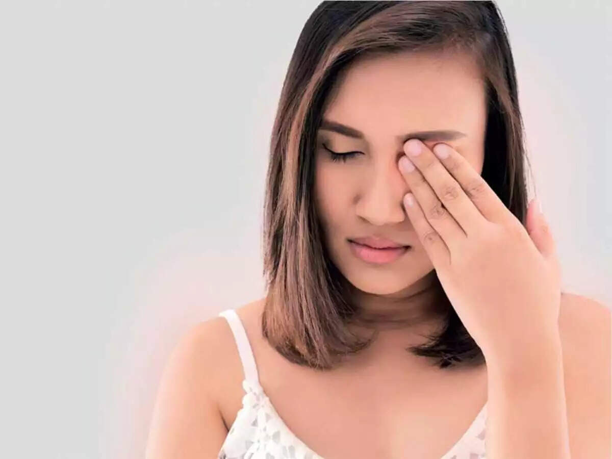 सूख गया है आंखों का पानी, तो जलन से राहत पाने के लिए खाएं ये Foods