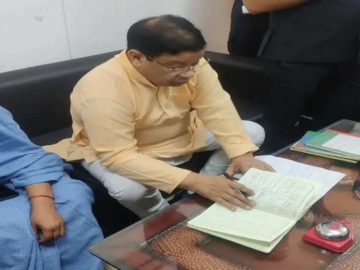 पानीपत के नगर निगम मे सुबह-सुबह मंत्री ने मारा छापा, 2 को किया सस्पेंड