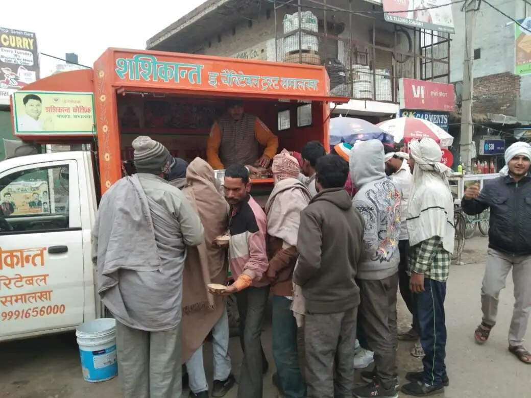 शशीकांत कोशिक प्रतिदिन भोजन प्रसाद की कर रहे सेवा