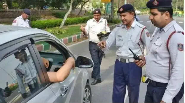 बार-बार ट्रैफिक नियम तोड़ने वालों पर सख्ती, ड्राइविंग लाइसेंस हो सकता है निलंबित