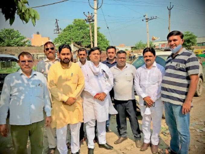 मार्बल मार्केट में भरे गंदे पानी और गहरे गड्ढ़ो से परेशान लोगों ने किया धरना शुरू
