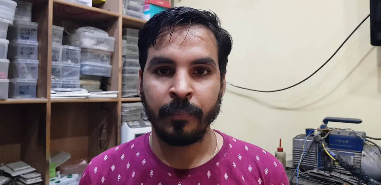 महंगे-महंगे फोन ले गये चोर, 4 लाख का उड़ाया कैश, CCTV की देखिए तस्वीरें