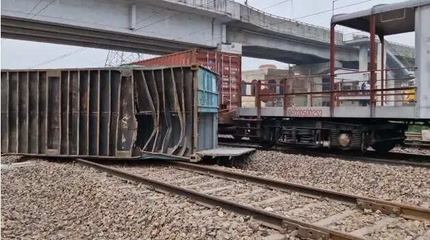 HARYANA:-  करनाल में चलती मालगाड़ी से कंटेनर गिरें, सभी एक्सप्रेस ट्रेनों के रुट डायवर्ट