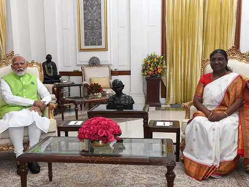 PM मोदी ने राष्ट्रपति को सौपा इस्तीफा