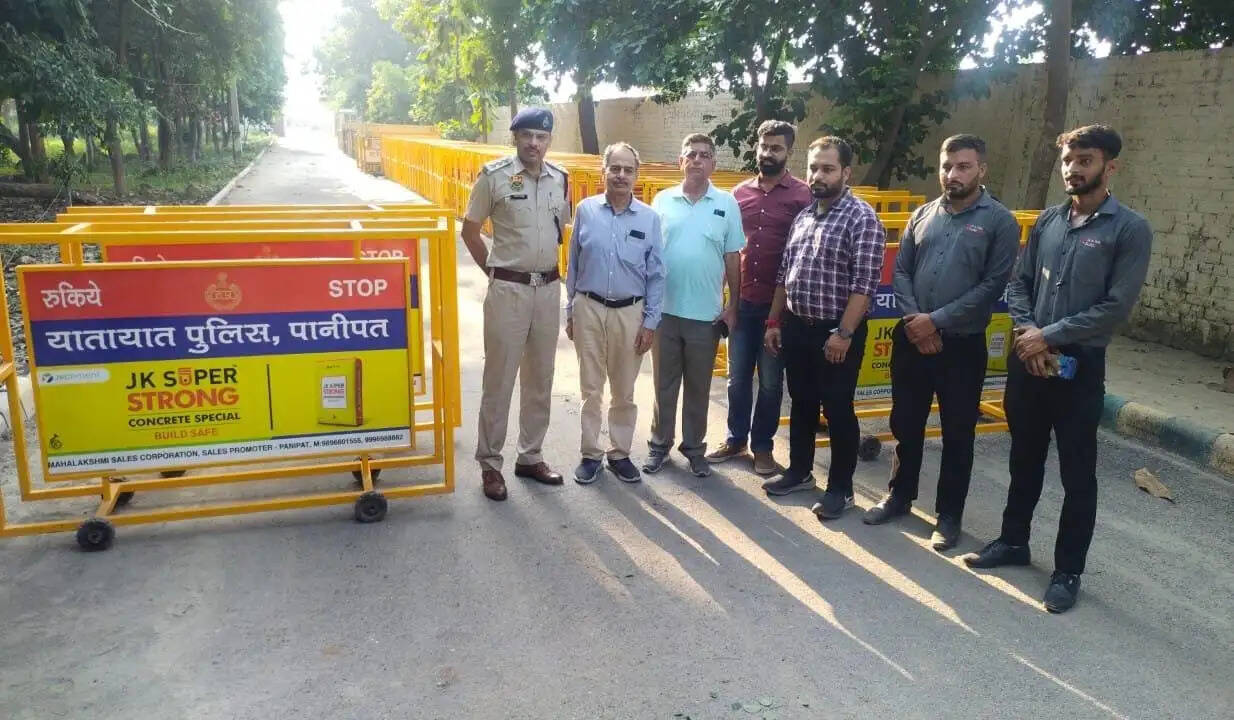 PANIPAT:- जेके सुपर सीमेंट कंपनी ने पुलिस को दिए 50 बैरिकेड्स