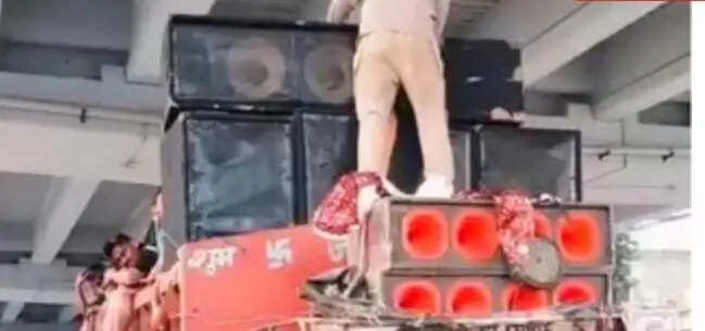 हरिद्वार-अलीगढ़ डाक कांवड़ रोकी, ऊंचाई नियम तोड़ने पर मेरठ पुलिस ने उतरवाया DJ..