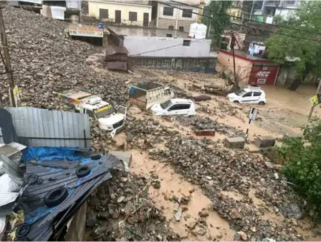 Breaking:- जम्मू- कश्मीर में बादल फटने से 3 की मौ# त, 100 लोगों का रेस्क्यू