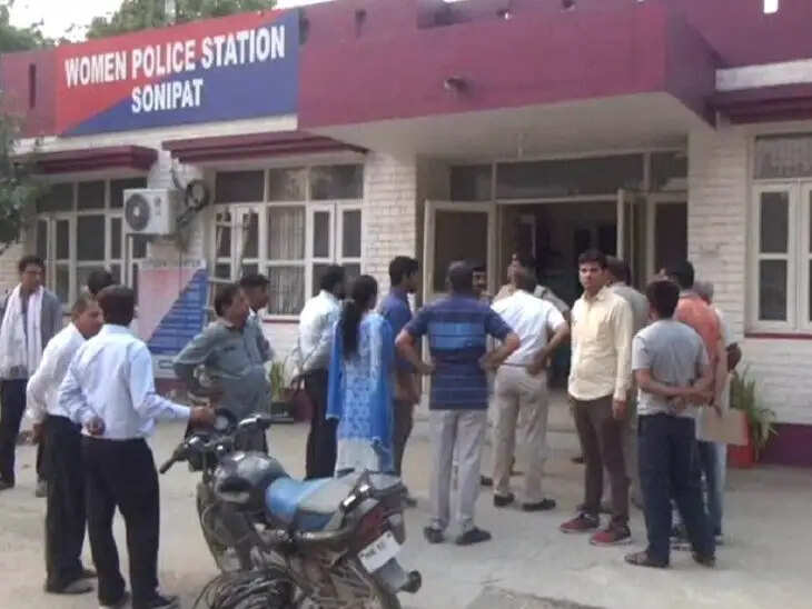 12 साल बाद पत्नी को दहेज के लिए किया प्रताड़ित, पति समेत 7 के खिलाफ केस दर्ज