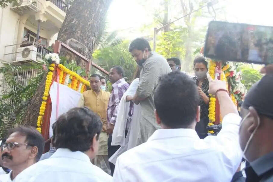 पंचतत्व में विलीन हुए बप्पी दा, अंतिम विदाई में पहुंची कई फिल्मी हस्तियां