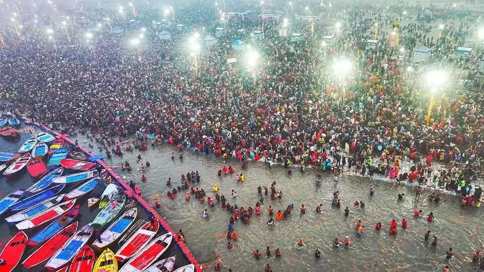महाकुंभ का पहला स्नान, 60 लाख श्रद्धालुओं ने लगाई डुबकी