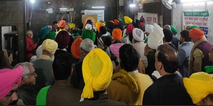 संयुक्त किसान मोर्चा व केंद्र सरकार के बीच बनी सहमति, 12 बजे होगी SKM की सिंघु बॉर्डर पर मीटिंग