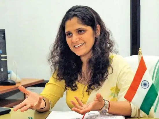 लाखों की नौकरी छोड़ बनी UPSC टॉपर, ट्रांसफर के बाद फिर चर्चा में आई हरियाणा की IAS बेटी