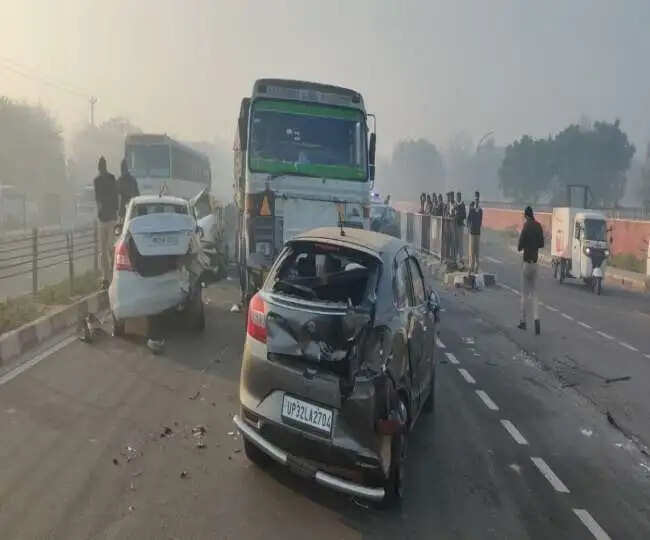 धुंध के कारण एक के बाद एक भिड़ीं 15 गाड़ियां, 20 लोग घायल, पढ़िए कहा हुआ हादसा
