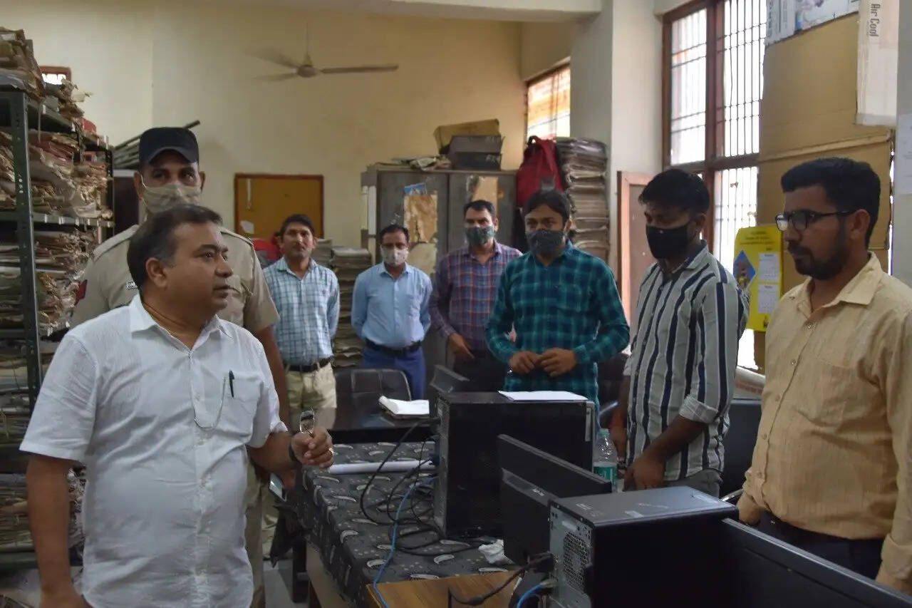 आज अचानक सचिवालय के कार्यालयो मे पहुंचे DC, तो जली मिली लाईटे फिर..