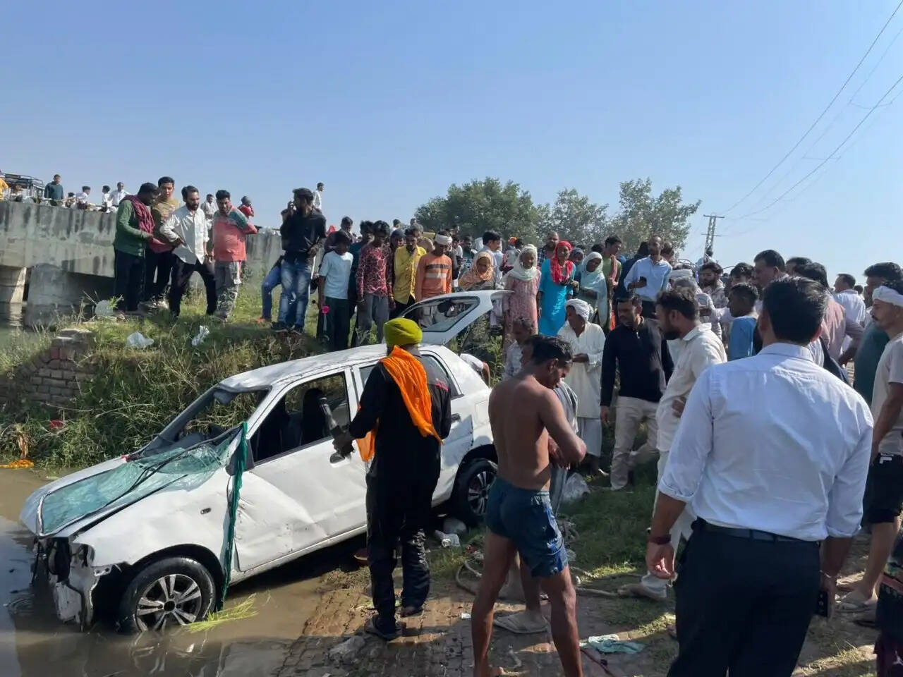 HARYANA:- दशहरे के दिन कार में सवार होकर मंदिर जा रहा था परिवार, अचानक नहर में गिरी कार, पढ़िए पूरा मामला