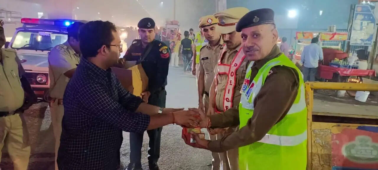 SP शशांक कुमार सावन ने ड्यूटी पर तैनात जवानों के बीच पहुंचकर मनाई दिवाली, देखिए तस्वीरें