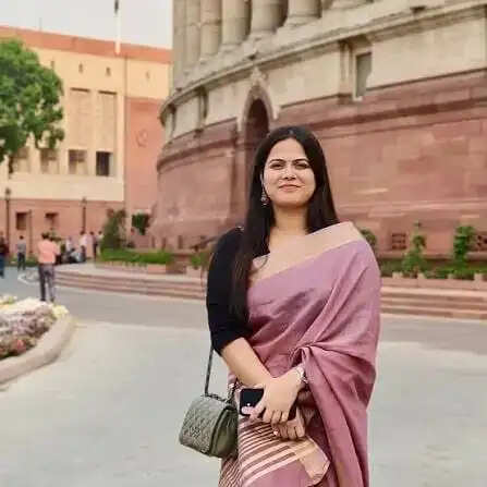 दरोगा की बेटी ने रचा इतिहास, पांचवें प्रयास में बनी UPSC टॉपर, मिलिए शक्ति दुबे से