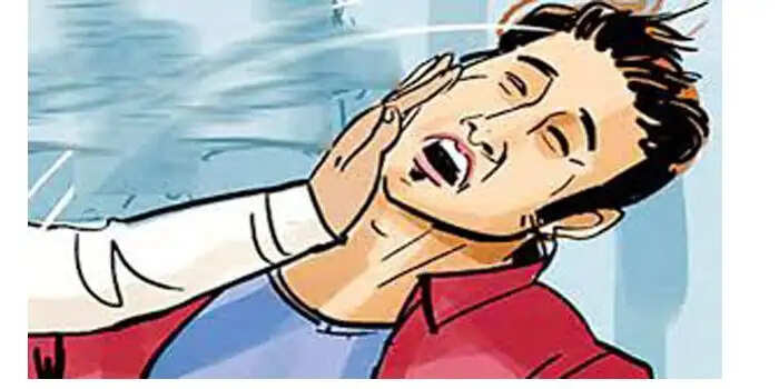 तहसील कार्यालय में क्लर्क को जडा थप्पड़, देखिए पूरा मामला.