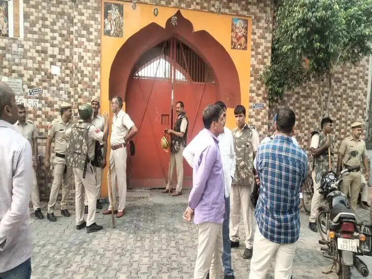 PM मोदी का लाइव कार्यक्रम देखने गए भाजपा नेताओं को मंदिर में बनाया बंधक, भारी पुलिस बल तैनात