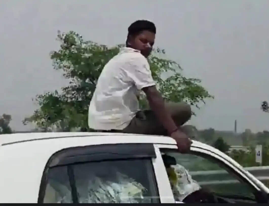 चलती कार की छत पर सफर, वायरल VIDEO के बाद पुलिस का एक्शन