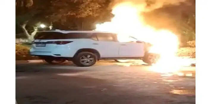 PANIPAT के विधायक प्रमोद विज की फॉर्च्यनर में युवक ने लगाई आग, CCTV में हुआ कैद